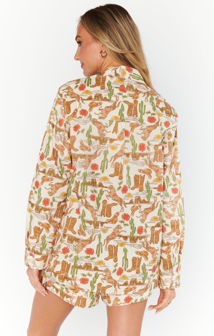 badge_model-wears-size-s