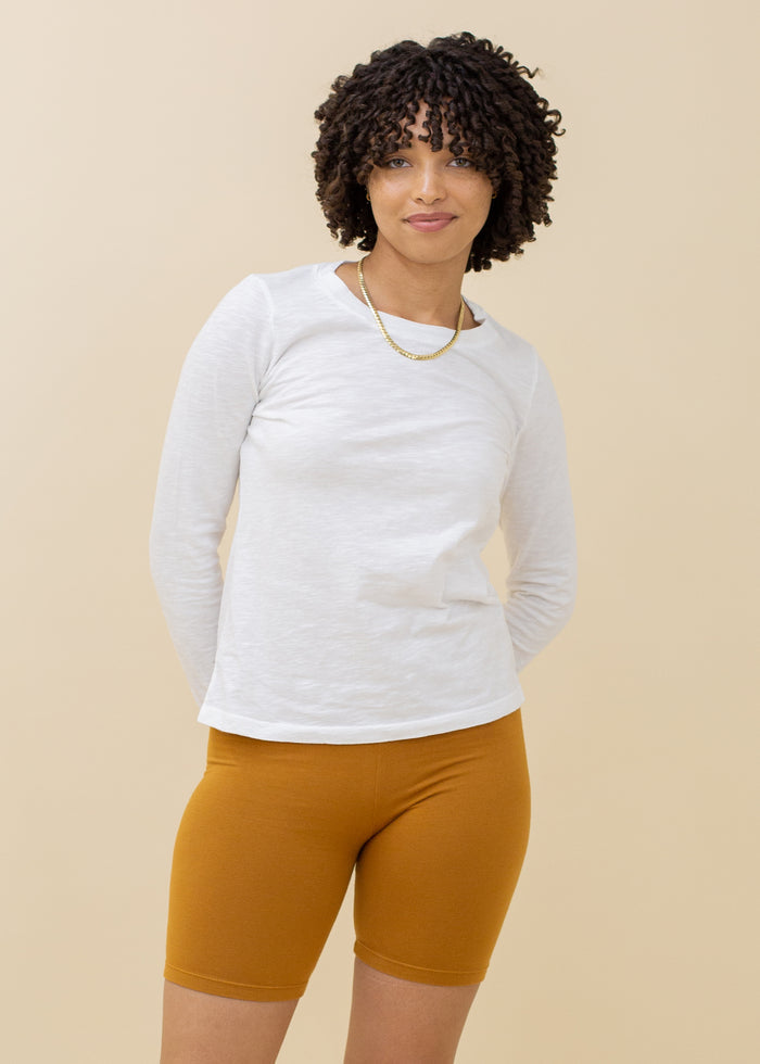 woman wearing 7" biker shorts in butterscotch