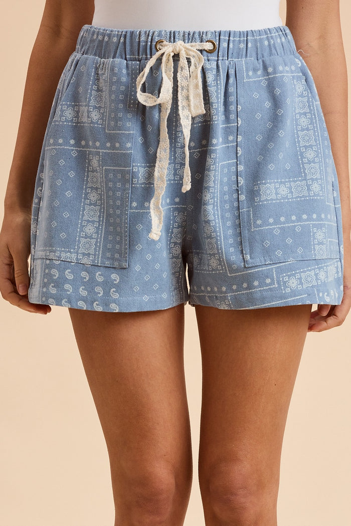 BANDANA PRINTED SHORTS, LT. DENIM