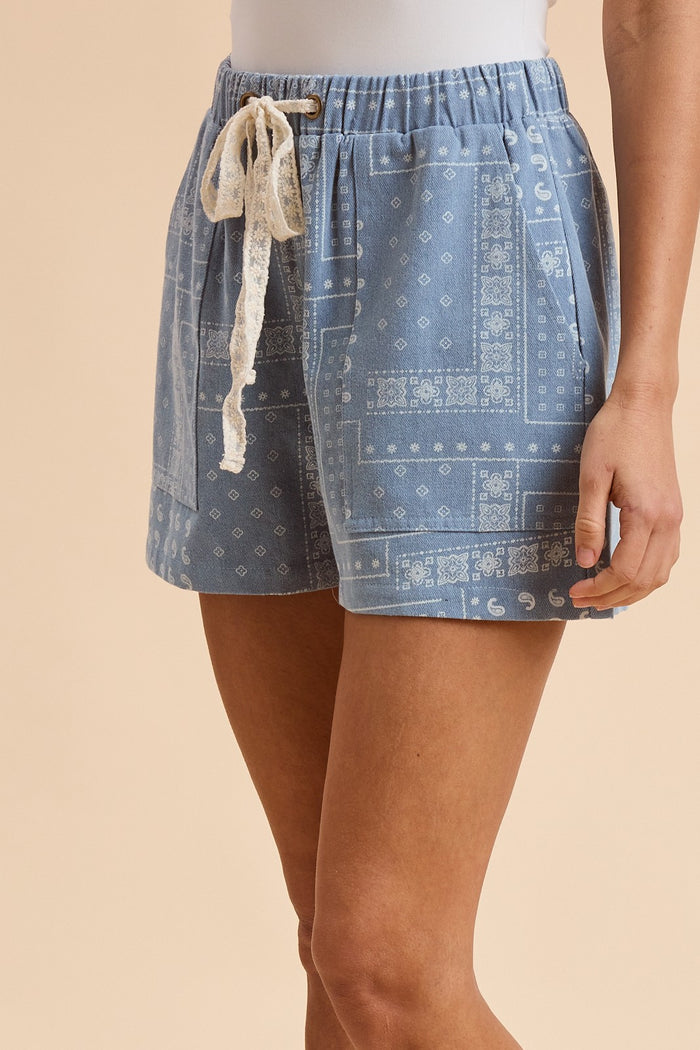 BANDANA PRINTED SHORTS, LT. DENIM