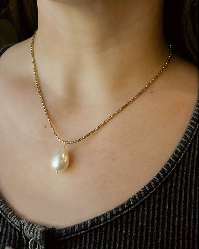 Daphne Pearl Pendant Necklace || 16"
