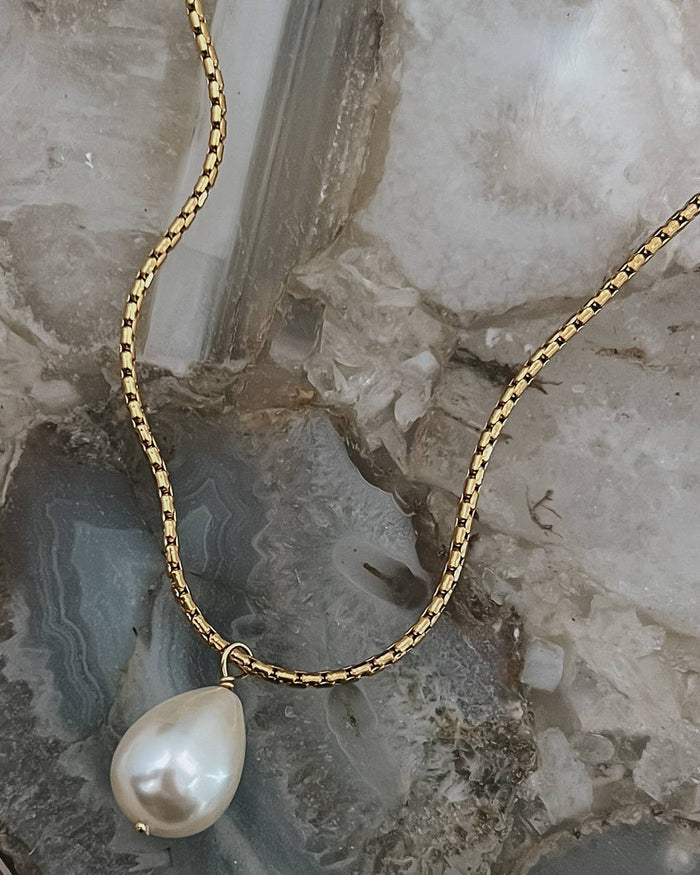 Daphne Pearl Pendant Necklace || 16"