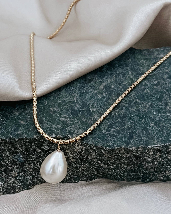 Daphne Pearl Pendant Necklace || 16"