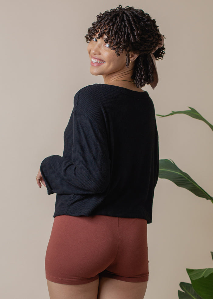 back of woman wearing 2.5" biker short in brick glee + co