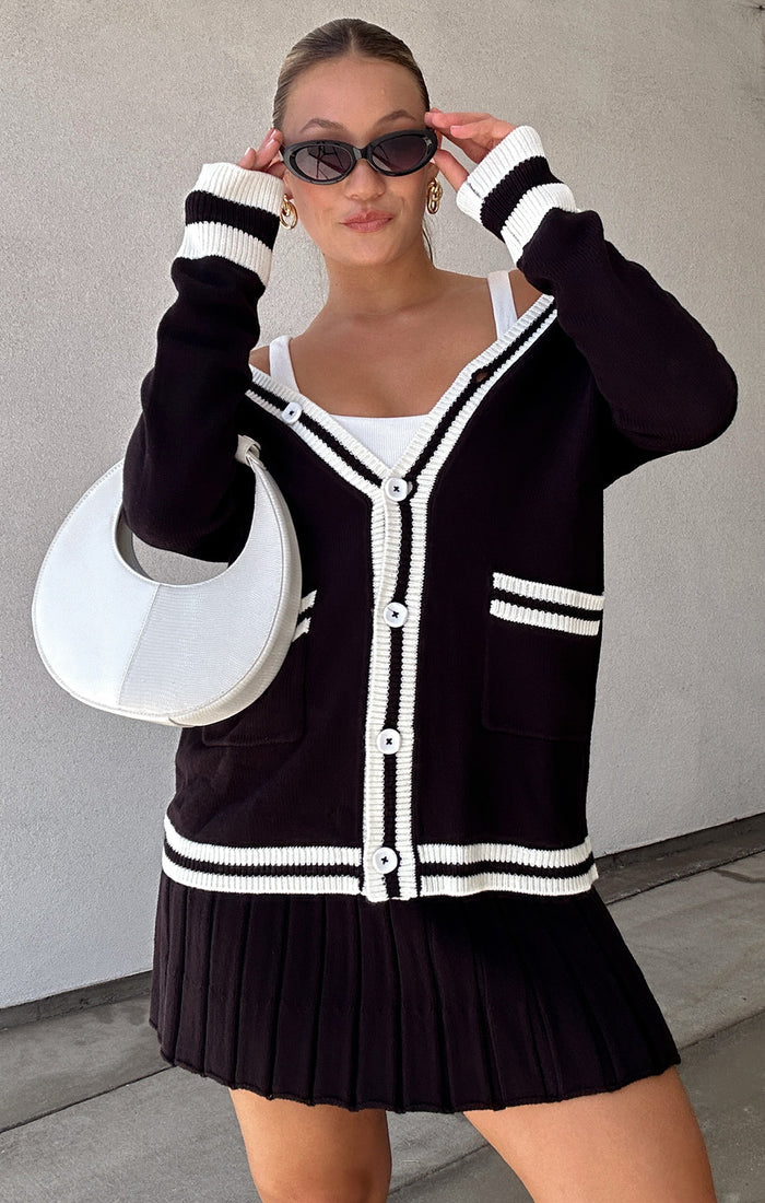 badge_model-wears-size-m