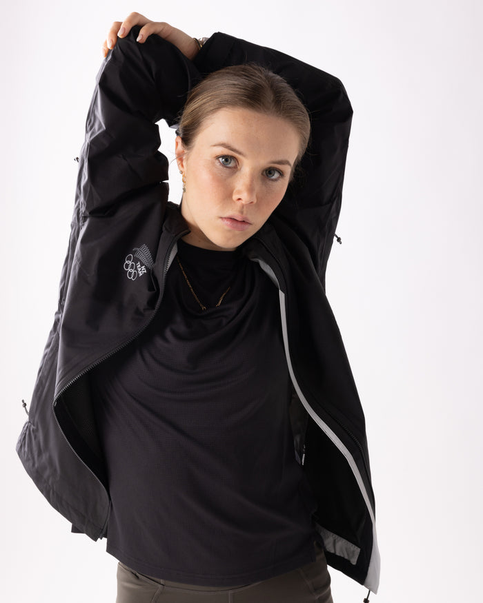 B2308_OZ7_NZOC_Range_Wmns_Trailhead_Stretch_Rain_Jacket_NZ_Team_Black_c_1756683852000